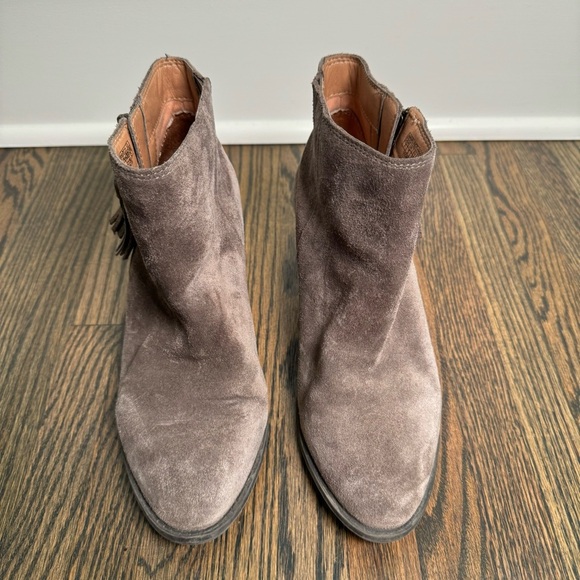 Vionic Madeline Suede Tassel Zipper Block Heel Ankle Boots in Taupe Gray size 7 - Picture 2 of 10